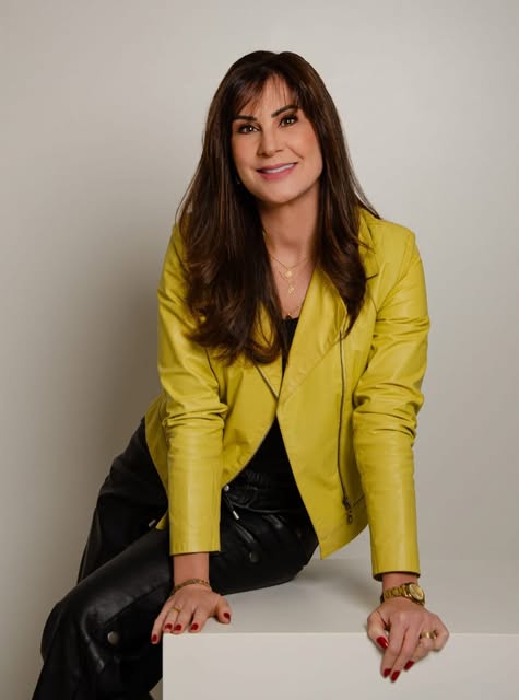 Retrato da Liese, dona da Liese Language School, de jaqueta amarela
